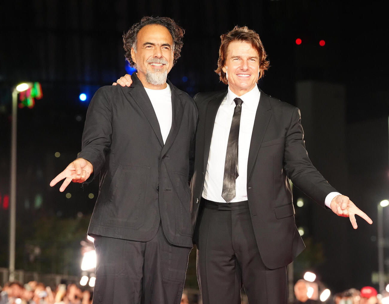 「DIGGER／ディガー」ジャパンプレミアでギャルピースを見せ、写真に納まるトム・クルーズ（右）とアレハンドロ・ゴンサレス・イニャリトゥ監督（撮影・江口和貴）