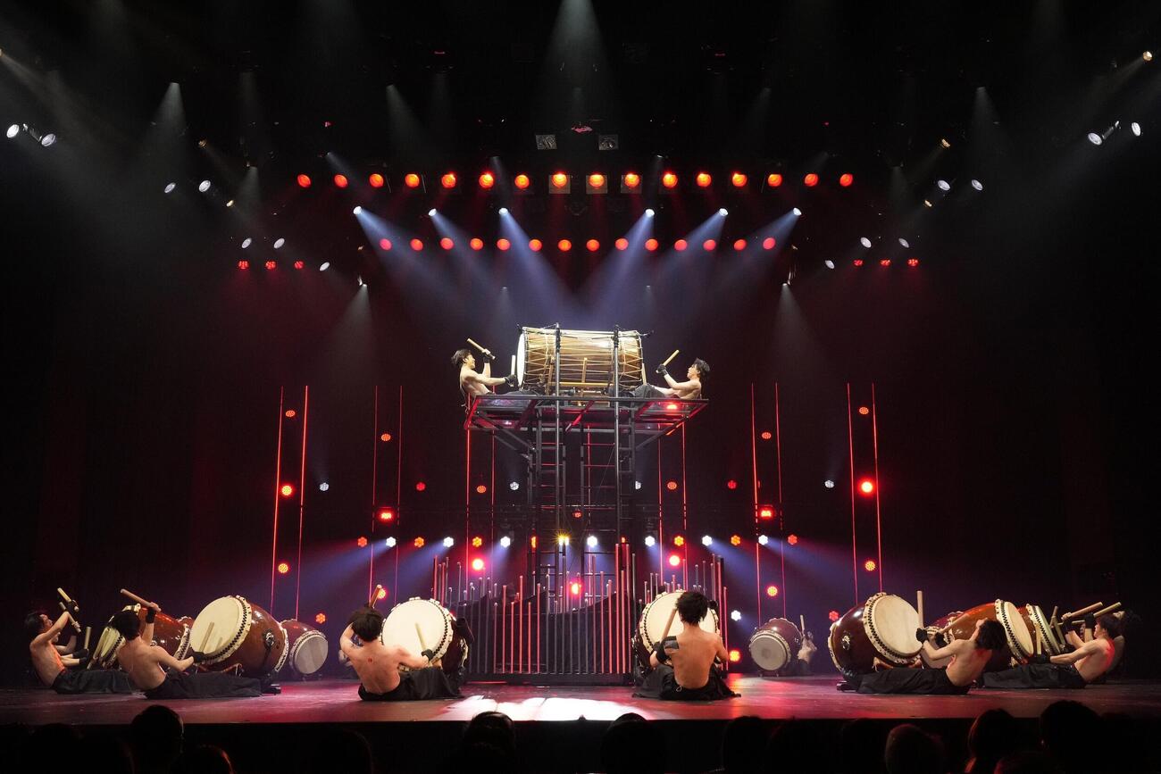 「IMPACT26」初日公演で“腹筋太鼓”を披露するIMP.ら（C）松竹
