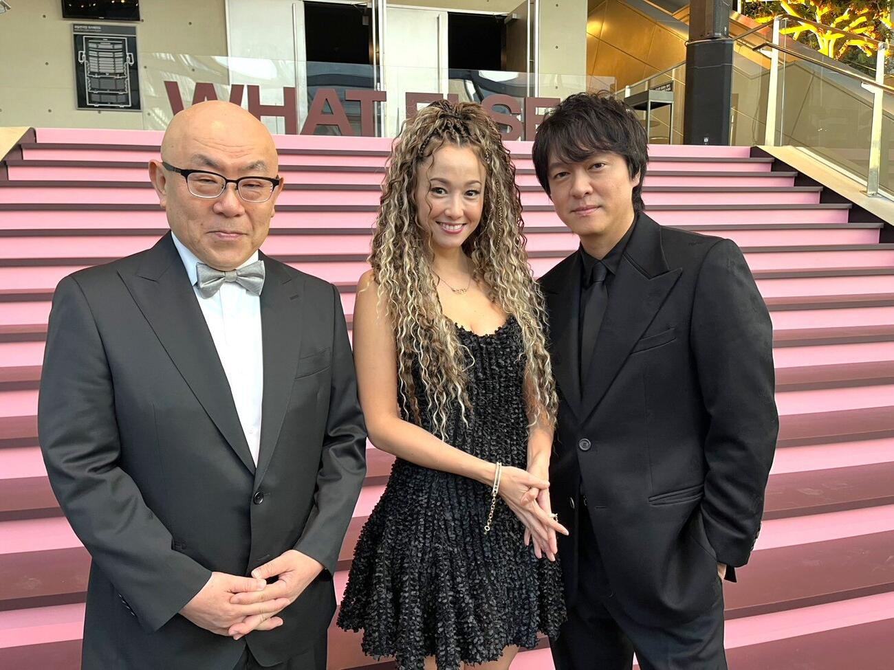 釜山国際映画祭のレッドカーペットに登壇した、左から丸山隆平、沢尻エリカ、佐藤佐吉監督