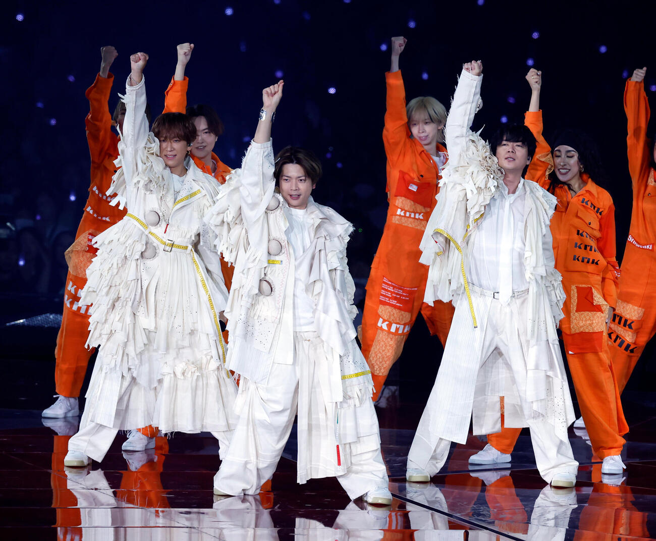 パフォーマンスを行うNEWS、左から小山慶一郎、増田貴久、加藤シゲアキ（撮影・山本朝陽）