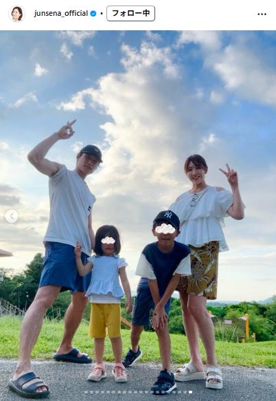 瀬奈じゅんが沖縄旅行での家族写真公開（インスタグラムから）