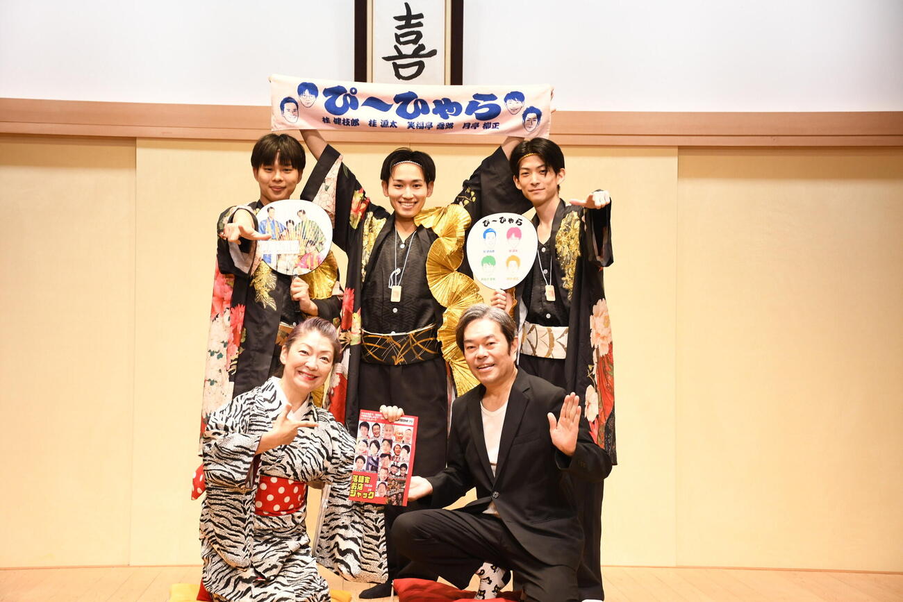 「第2回神戸落語まつり」の取材会に出席した、前列左から、桂あやめ、月亭遊方、後列左から「ぴーひゃら」桂源太、笑福亭喬路、月亭柳正（撮影・阪口孝志）

