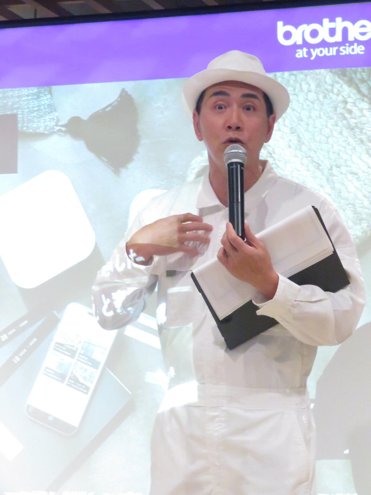 「ラベルライター『P－TOUCH CUBE』シリーズ10周年　新製品発表会」に出席した収納王子コジマジック