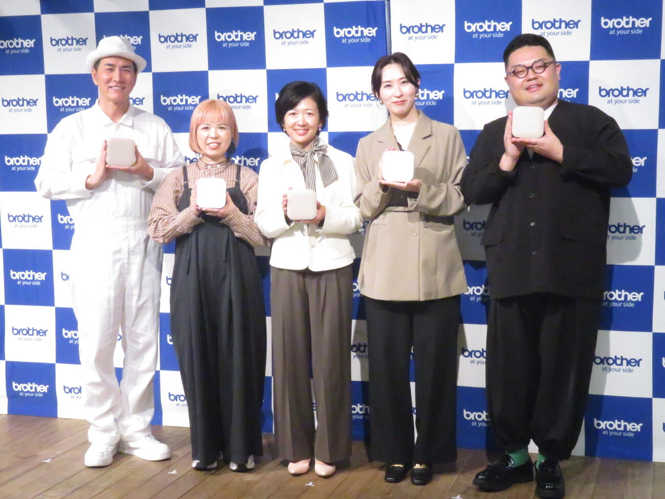 「ラベルライター『P－TOUCH CUBE』シリーズ10周年　新製品発表会」に出席した、左から収納王子コジマジック、整理収納アドバイザーの能登屋英里さん、ブラザー販売の兼広友里恵さん、桃山みなみさん、整理収納アドバイザーのひでまるさん