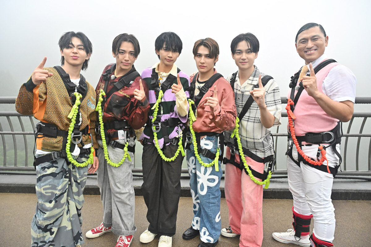 「ONE N’　ONLYのフルアウトTV」初回ロケに臨んだ、左からEIKU、HAYATOO、NAOYA、TETTA、REI、オードリー春日俊彰（C）TBS