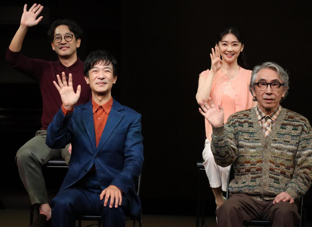 舞台「スリーゴースト」の初日前会見で笑顔を見せる、前列左から堺雅人、段田安則、後方左から迫田孝也、倉科カナ