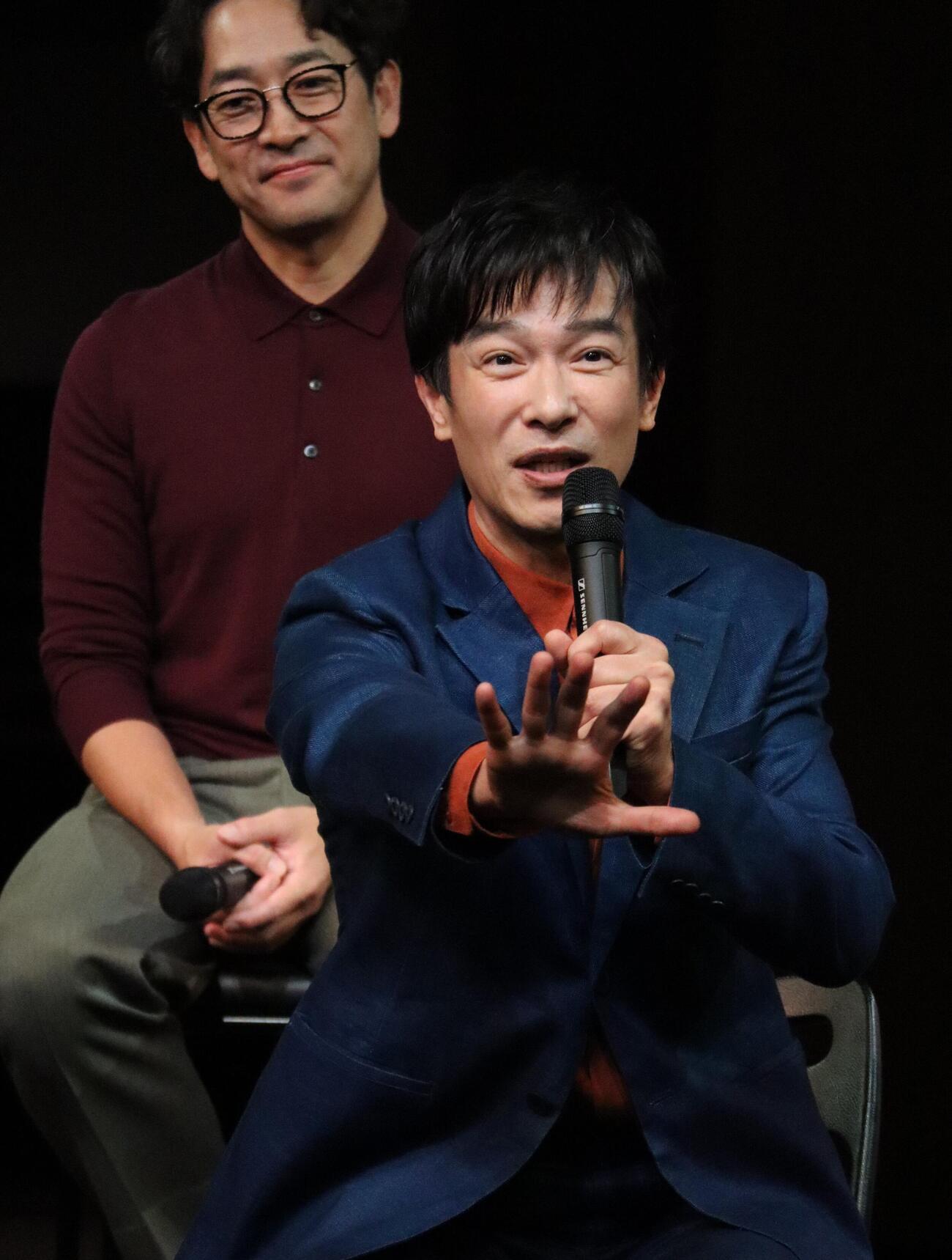 舞台「スリーゴースト」の初日前会見に出席した堺雅人。後方は迫田孝也