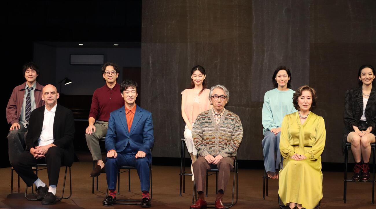 舞台「スリーゴースト」の初日前会見に臨む、前列左からショーン・ホームズ氏、堺雅人、段田安則、高畑淳子、後列左から小日向星一、迫田孝也、倉科カナ、伊勢佳世、sara