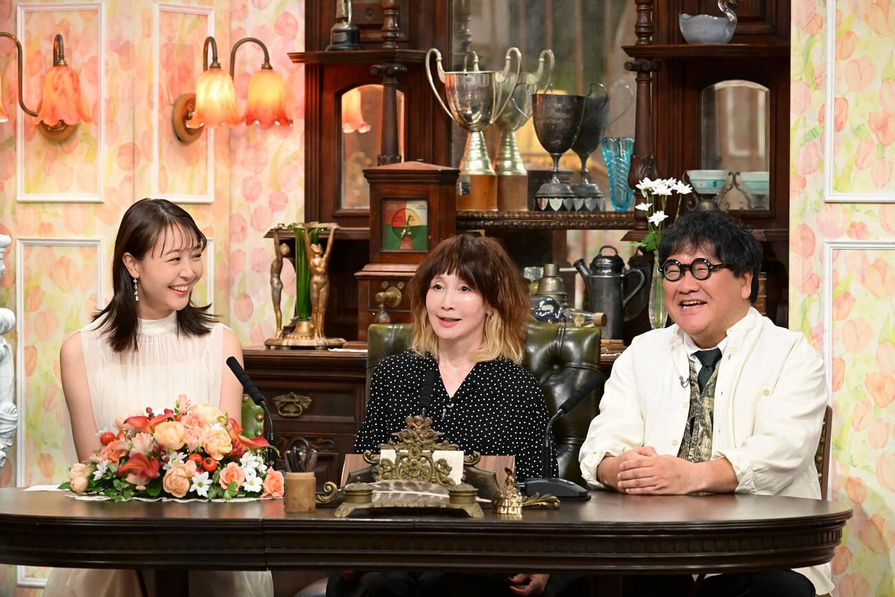 「探偵ナイトスクープ！」で特命局長を務めるYOU（中）