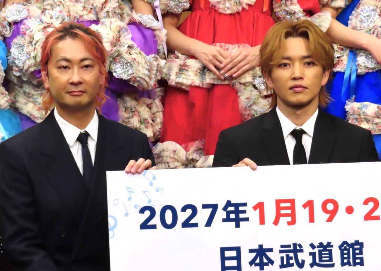 災害支援基金コンサート開催発表会見に登壇したTOMO（左）とKENZO