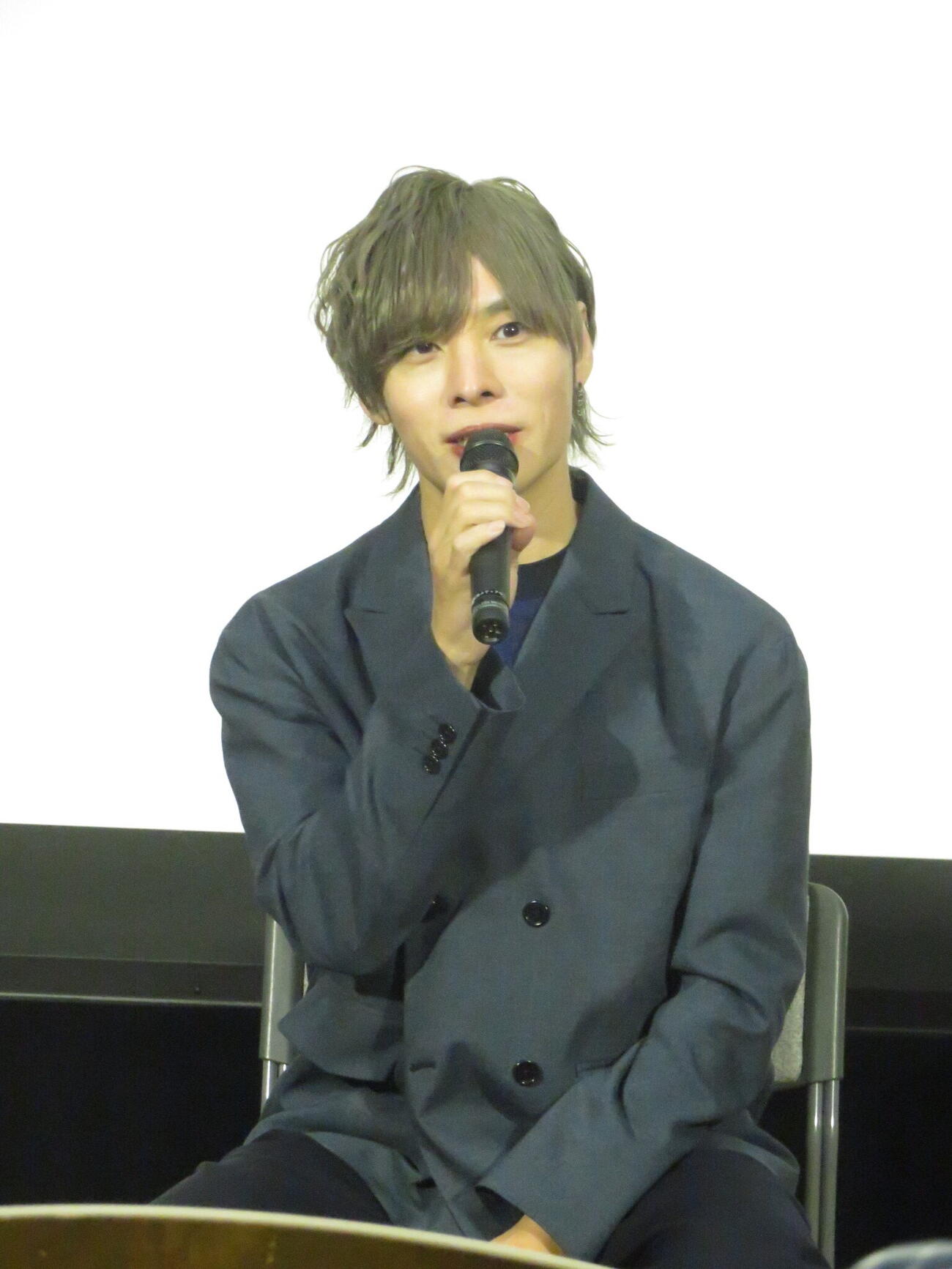 「恐怖コレクター」の取材会に出席した青い傘の男役の岡本信彦