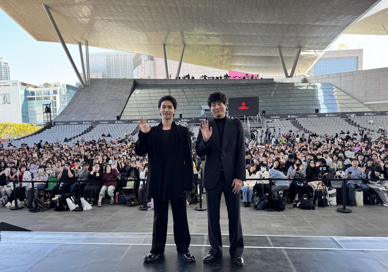 釜山映画祭で行われた映画「汝、星のごとく」舞台あいさつに登壇した横浜流星（左）と藤井道人監督（C）2026「汝、星のごとく」製作委員会　（C）凪良ゆう／講談社