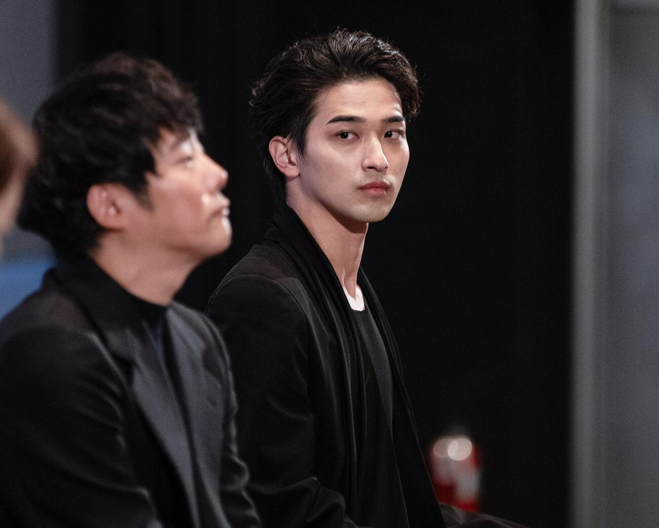 釜山映画祭で行われた映画「汝、星のごとく」舞台あいさつに登壇した横浜流星（右）と藤井道人監督（C）2026「汝、星のごとく」製作委員会　（C）凪良ゆう／講談社