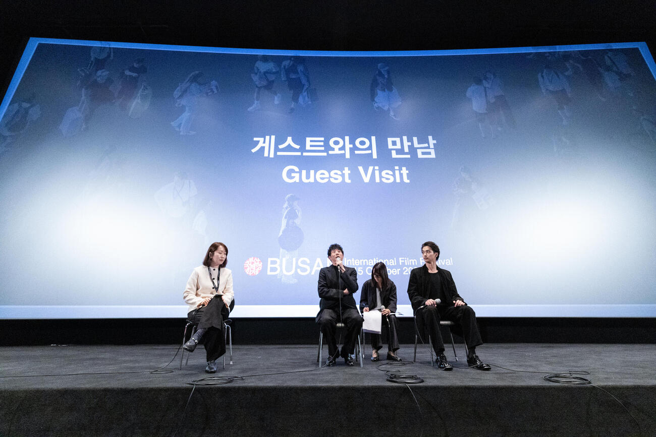 釜山映画祭で行われた映画「汝、星のごとく」舞台あいさつに登壇した横浜流星（左）と藤井道人監督（C）2026「汝、星のごとく」製作委員会　（C）凪良ゆう／講談社