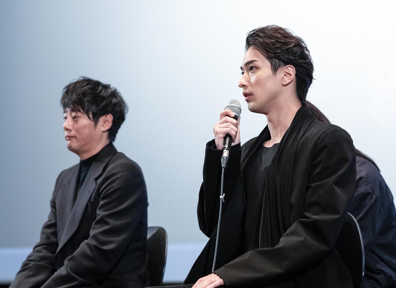 釜山映画祭で行われた映画「汝、星のごとく」舞台あいさつに登壇した横浜流星（右）と藤井道人監督（C）2026「汝、星のごとく」製作委員会　（C）凪良ゆう／講談社