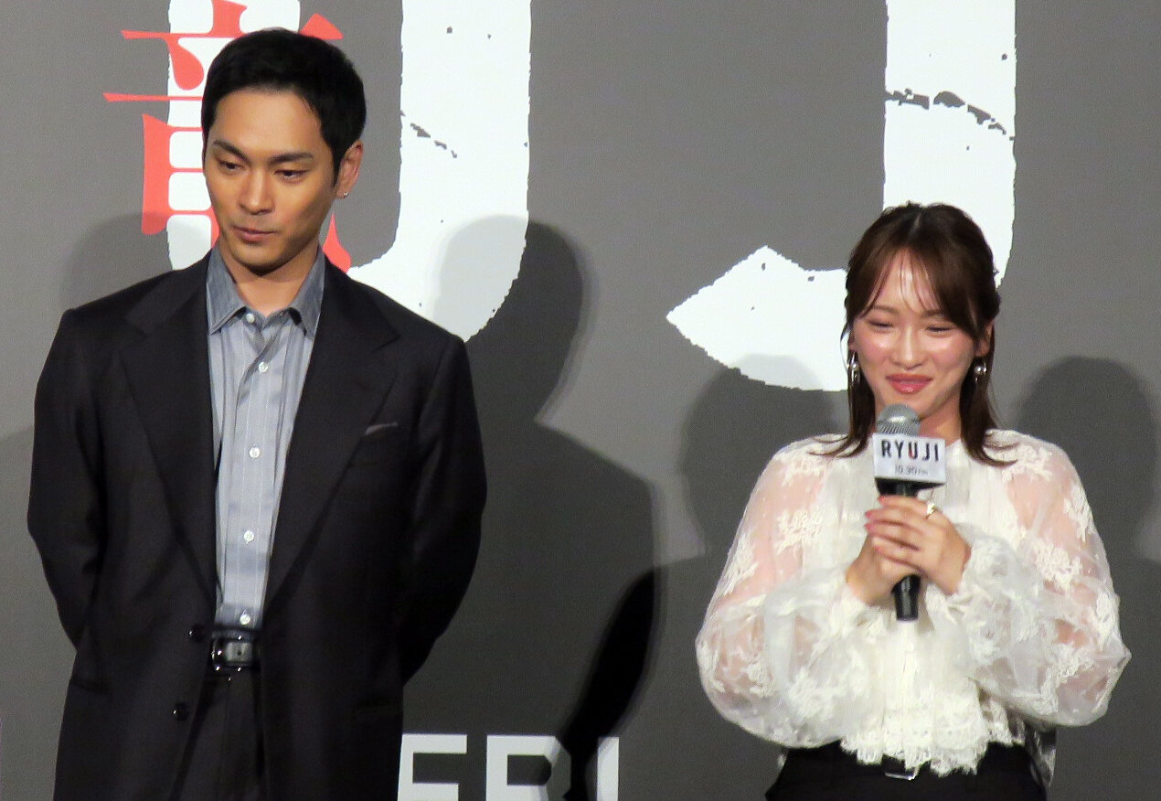 映画「RYUJI　竜二」ジャパンプレミアで。左から、柳楽優弥、川栄李奈