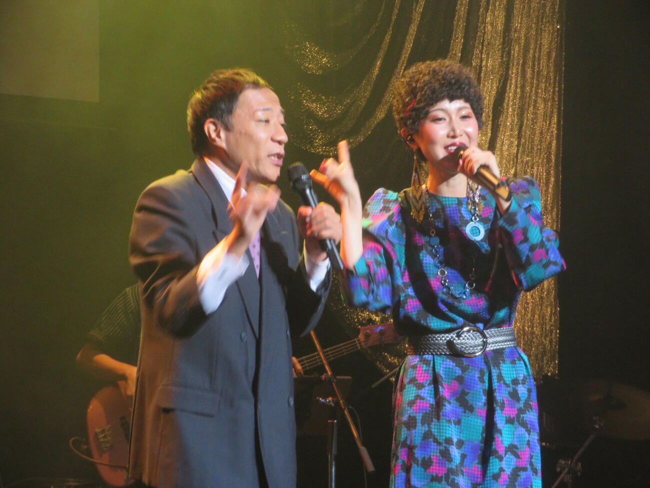 「愛の道草」をコンサート初披露するナイツ塙宣之（左）と満子ママ姿のおかゆ（撮影・川田和博）