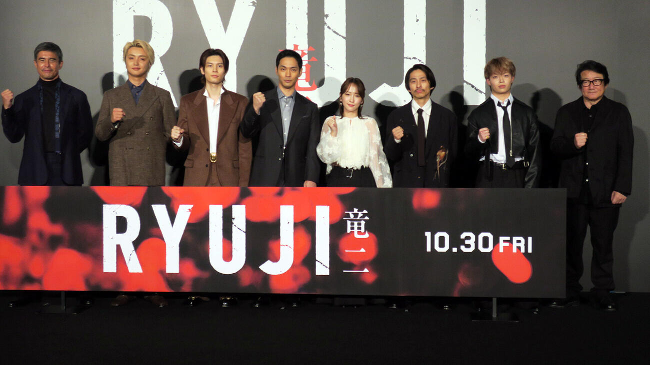 映画「RYUJI　竜二」ジャパンプレミアで登壇した、左から伊藤英明、JUNON、萩原利久、柳楽優弥、川栄李奈、三宅健、RYUKI、水田伸生監督