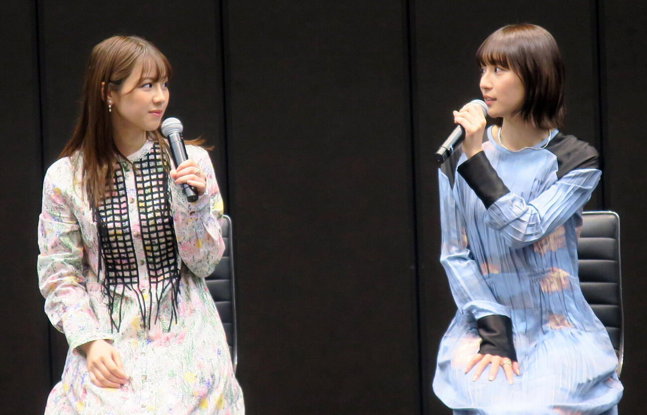 テレビ大阪連続ドラマ「嘘をついた私たち」記者会見で。左から、渡邉美穂、浅川梨奈