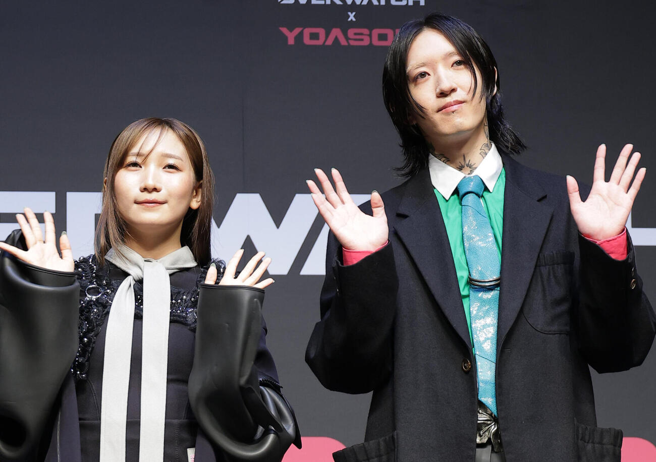 YOASOBIのボーカルのikura（左）とコンポーザーのAyase（2026年5月撮影）