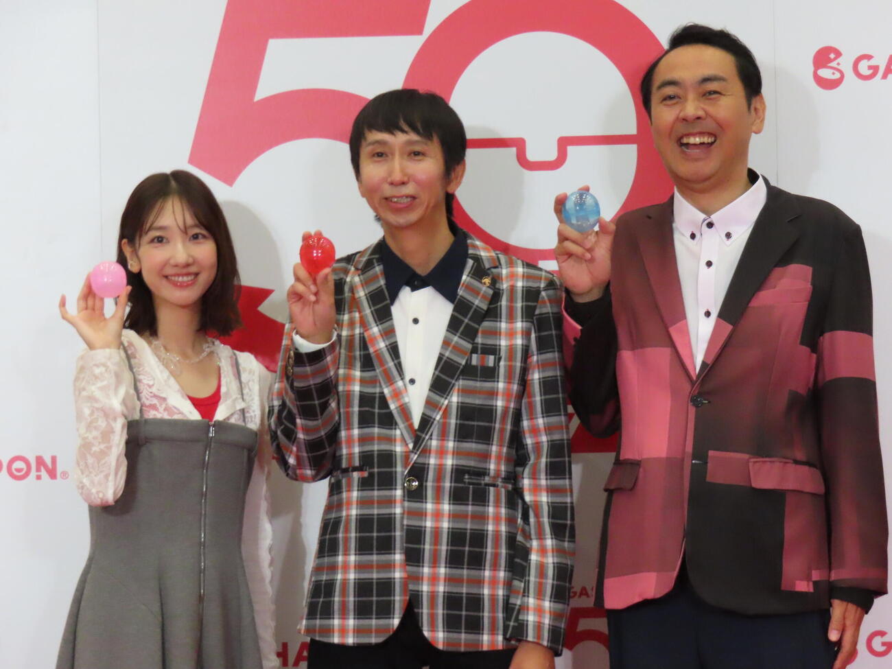 「ガシャポン50周年発表会」に登壇した左から柏木由紀、アンガールズ山根良顕、田中卓志（撮影・鎌田良美）