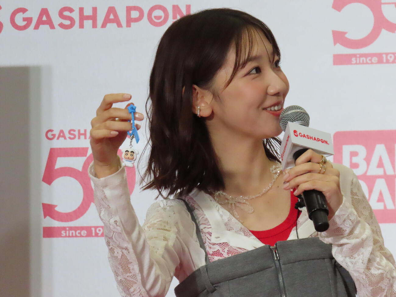 お気に入りのガシャポンを紹介する柏木由紀（撮影・鎌田良美）