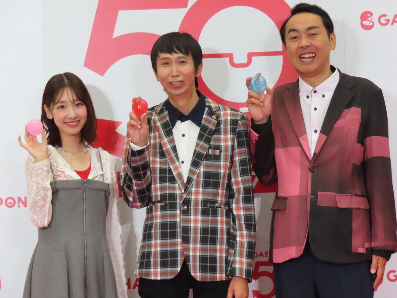 「ガシャポン50周年発表会」に登壇した左から柏木由紀、アンガールズ山根良顕、田中卓志（撮影・鎌田良美）