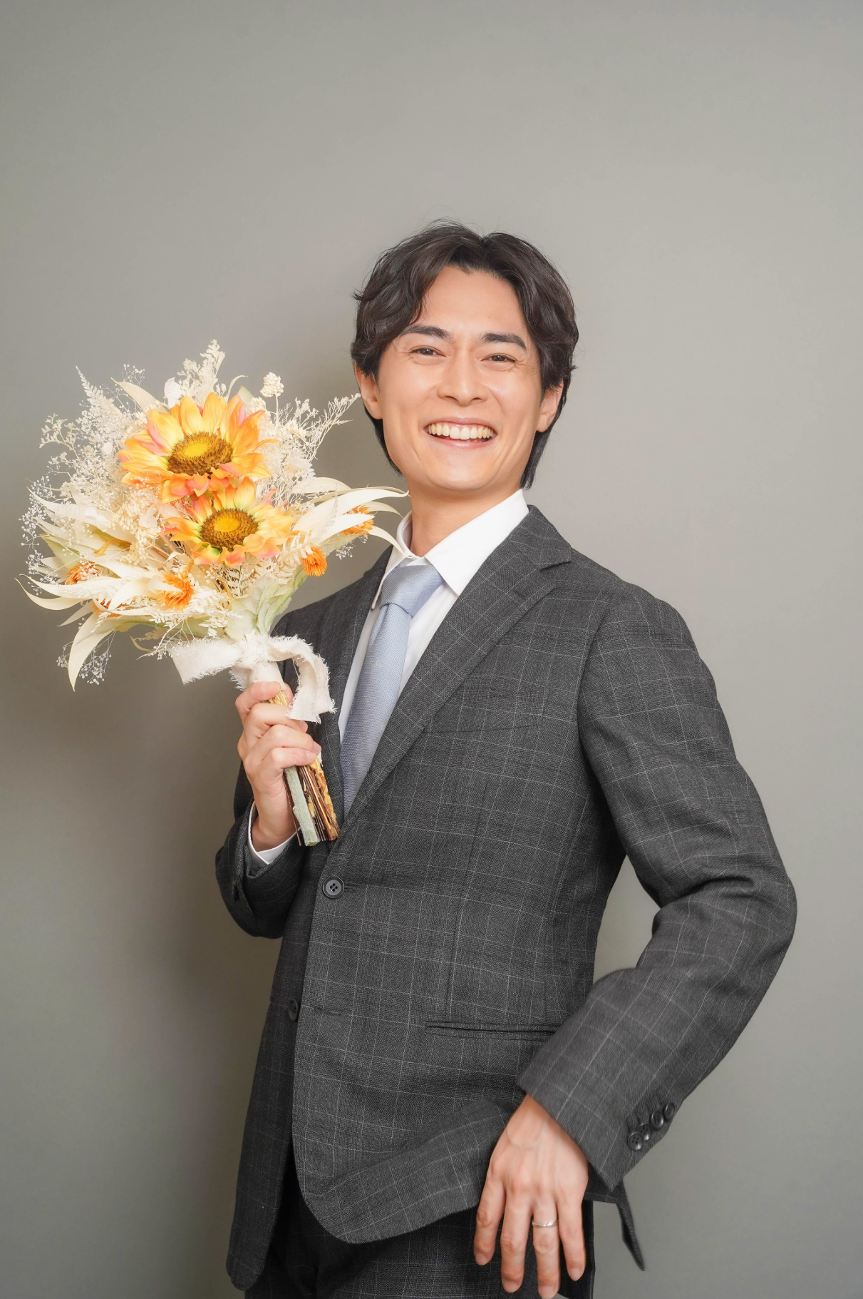 花束を手に笑顔の鈴木翔吾（Xから）