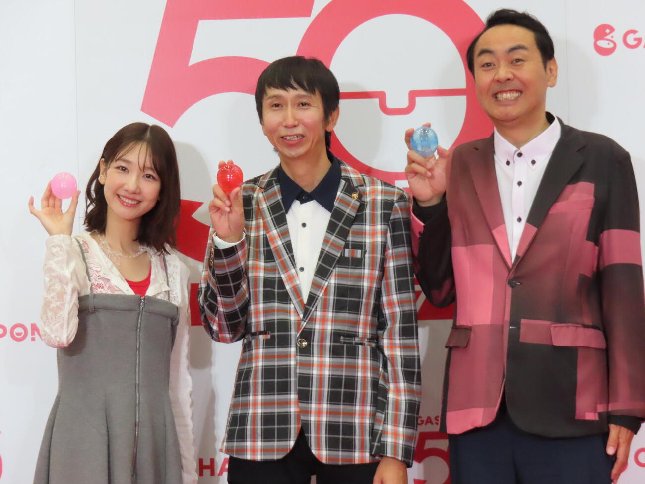 「ガシャポン50周年発表会」に登壇した左から柏木由紀、アンガールズ山根良顕、田中卓志（撮影・鎌田良美）