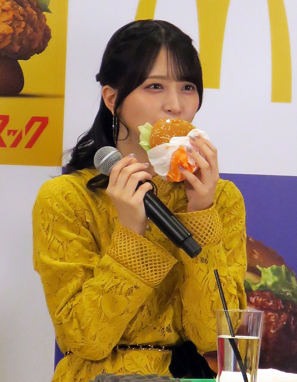 「マクドナルド　チキン新時代へ。新レギュラー発表会」に登壇した佐々木舞香