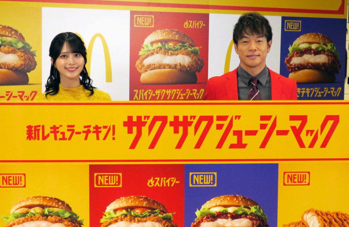 「マクドナルド　チキン新時代へ。新レギュラー発表会」で。左から、佐々木舞香、陣内智則