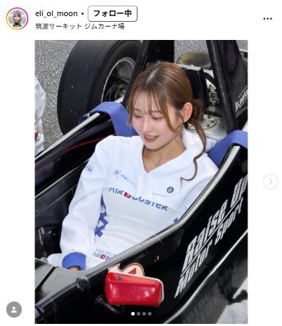 フォーミュラカーの助手席に座る河村澪（河村澪のインスタグラムから）