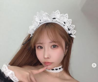 白×黒のメイドコスプレ披露したしらほしなつみ（インスタグラムから）