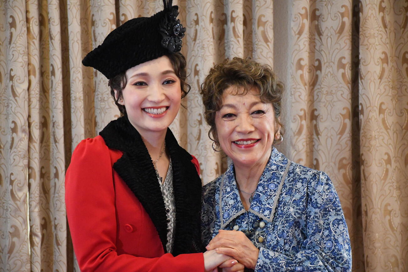ミュージカル「ファニー・ガール」の取材会に出席した望海風斗（左）と中尾ミエ（撮影・阪口孝志）