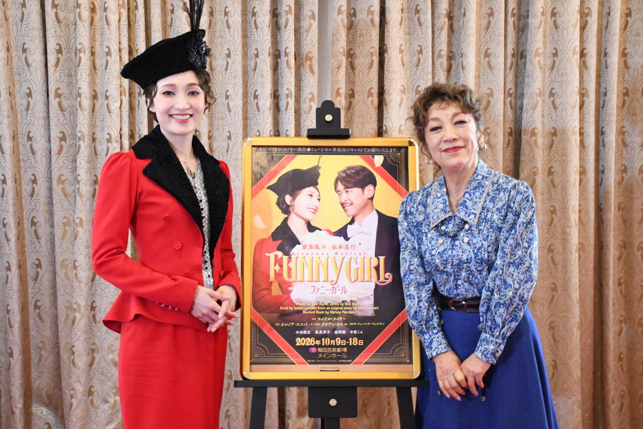 ミュージカル「ファニー・ガール」の取材会に出席した望海風斗（左）と中尾ミエ（撮影・阪口孝志）