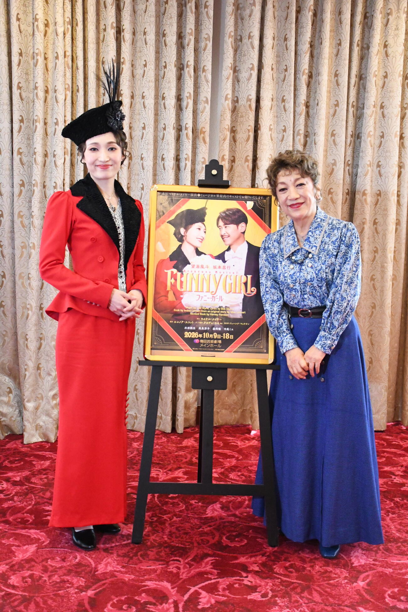 ミュージカル「ファニー・ガール」の取材会に出席した望海風斗（左）と中尾ミエ（撮影・阪口孝志）