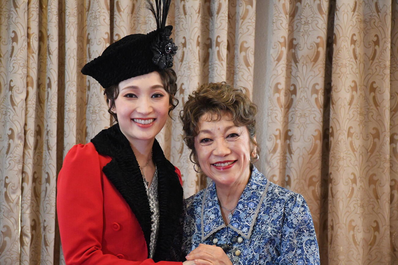 ミュージカル「ファニー・ガール」の取材会に出席した望海風斗（左）と中尾ミエ（撮影・阪口孝志）