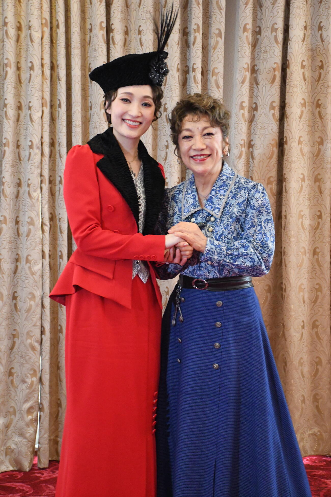 ミュージカル「ファニー・ガール」の取材会に出席した望海風斗（左）と中尾ミエ（撮影・阪口孝志）