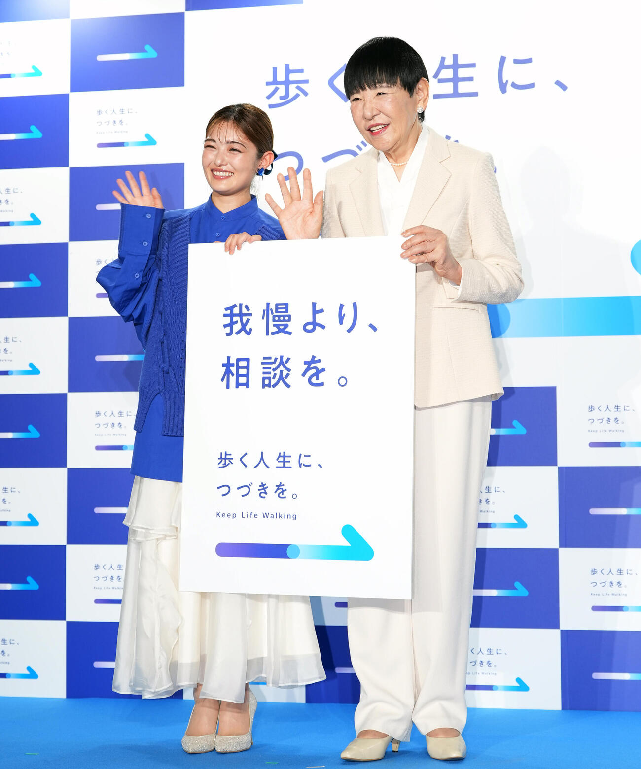 「歩く人生に、つづきを。展」メディア発表会に登壇しフォトセッションを行う井上咲楽（左）と田アキ子（撮影・小島史椰）