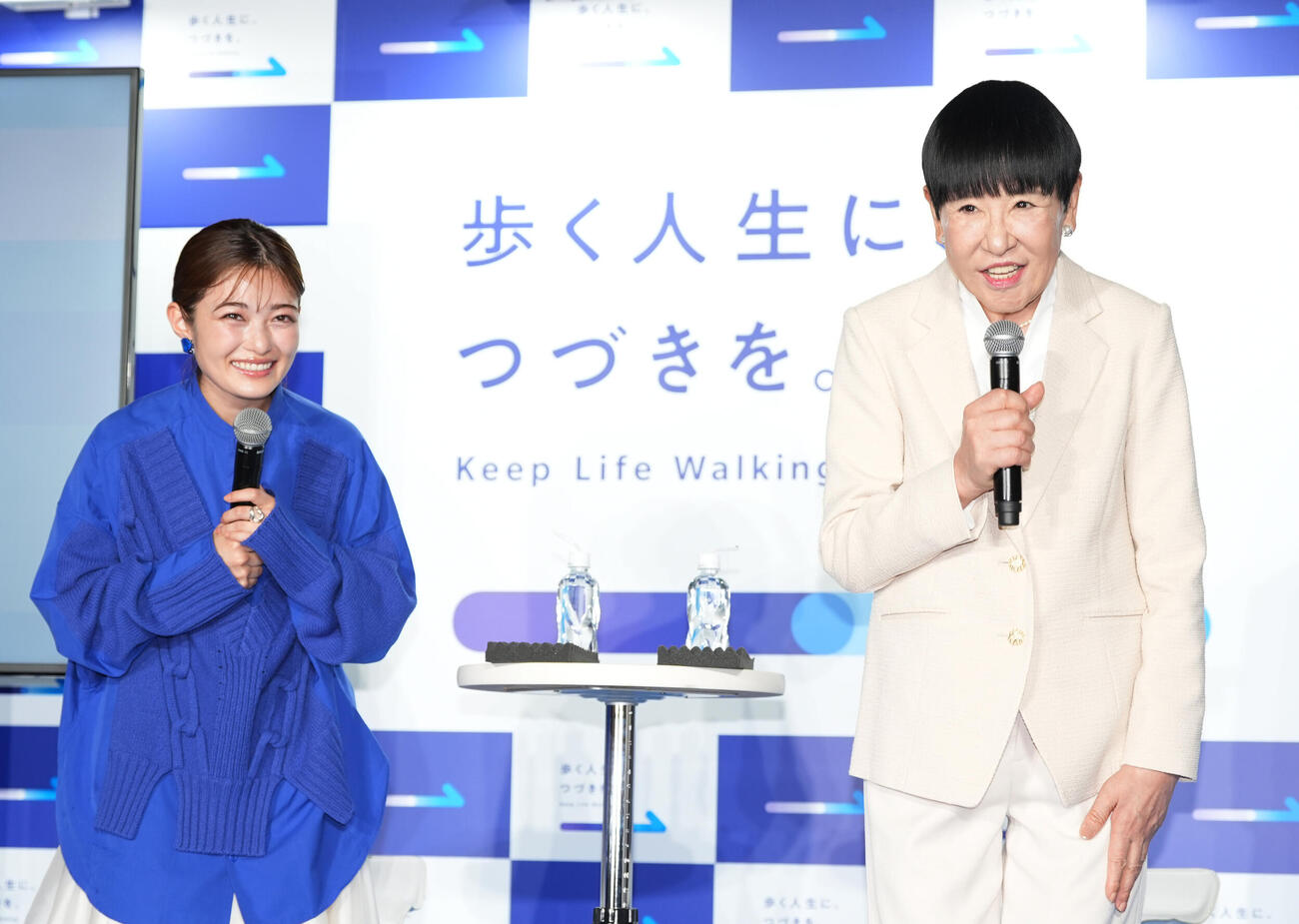 「歩く人生に、つづきを。展」メディア発表会に登壇しフォトセッションを行う井上咲楽（左）と田アキ子（撮影・小島史椰）