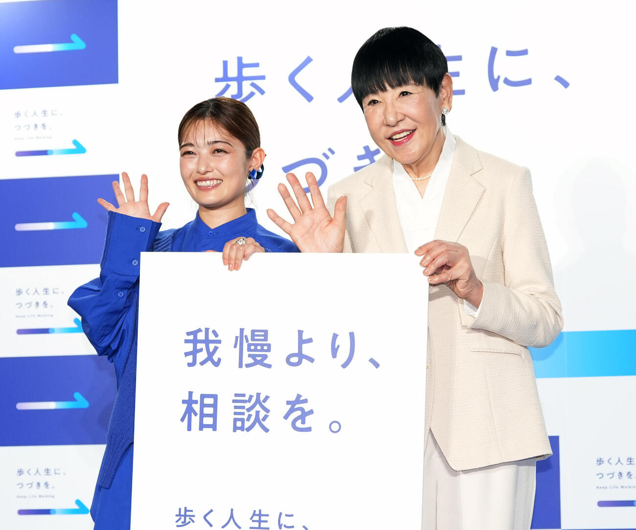 「歩く人生に、つづきを。展」メディア発表会に登壇しフォトセッションを行う井上咲楽（左）と田アキ子（撮影・小島史椰）