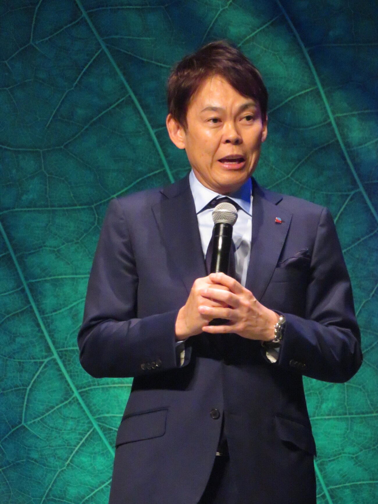 「クーザ」日本公演の会見であいさつしたアース製薬の川端克宜社長