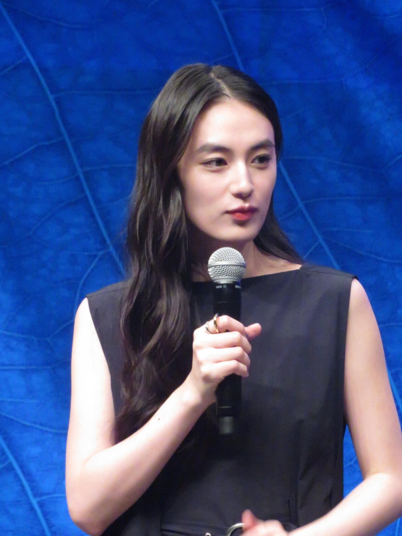 会見に出席した「クーザ」日本公演スペシャルサポーターの八木莉可子