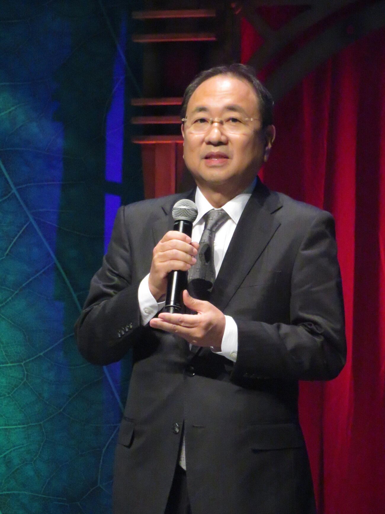 「クーザ」日本公演の会見であいさつしたフジテレビの清水賢治社長