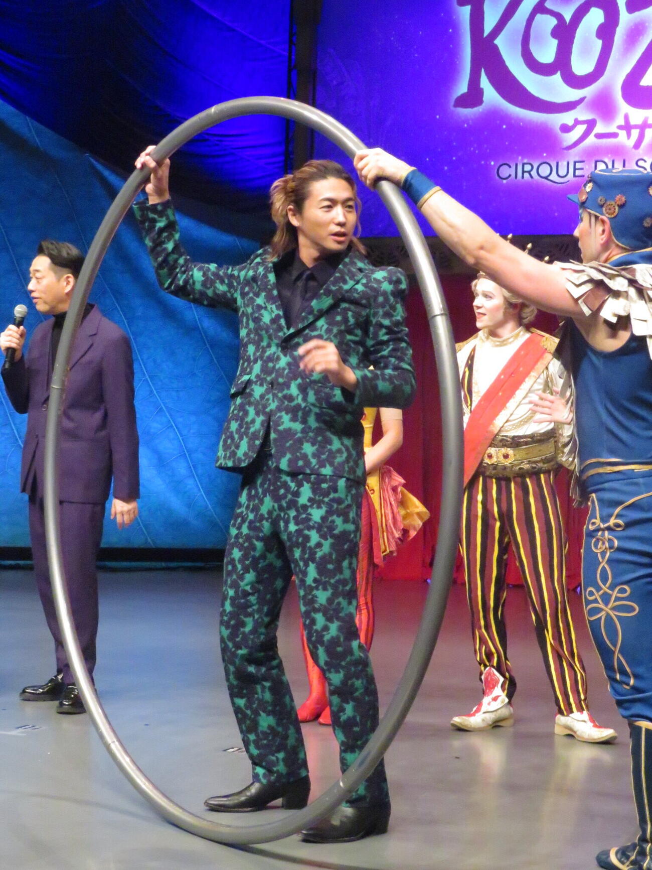 会見に出席した「クーザ」日本公演スペシャルサポーターのFANTASTICS瀬口黎弥（手前左）は、キャストから指導を受けた