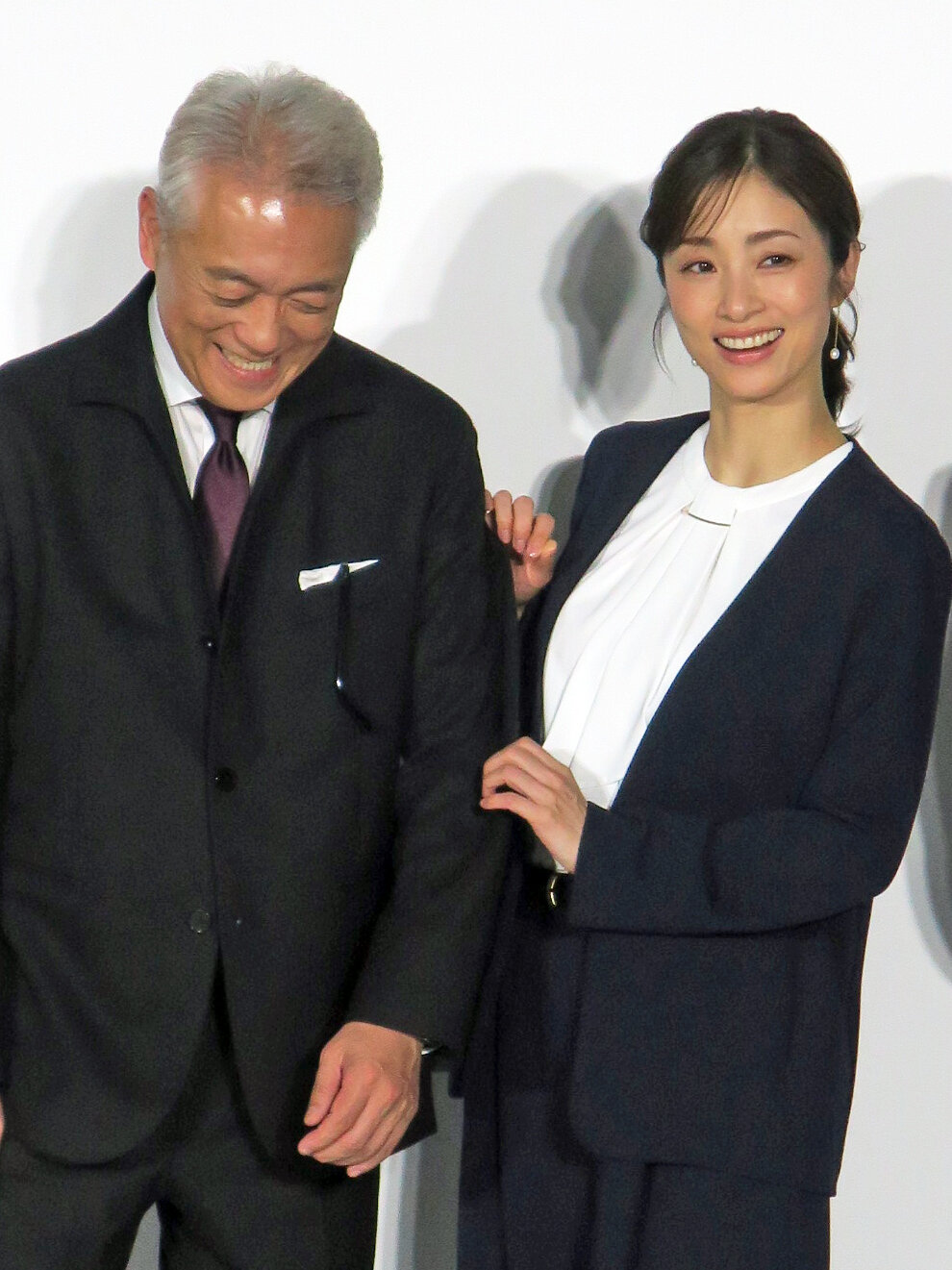 「AOKI事業戦略・新商品発表会」で。左から、AOKI小出大二朗社長、上戸彩