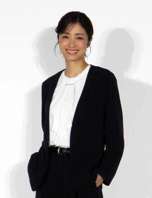 上戸彩「最初は私も若かった」03年からCM務めるAOKIの人気商品を着こなして登場