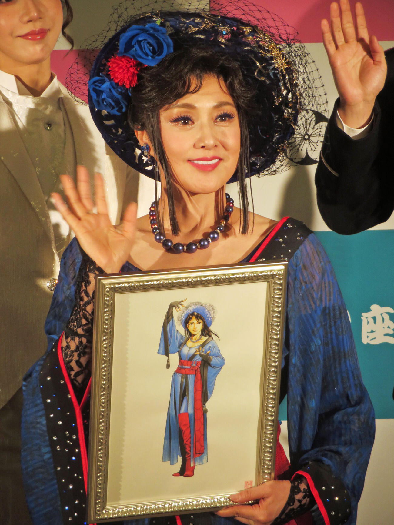 北条司氏の原画を手にする藤原紀香（撮影・川田和博）