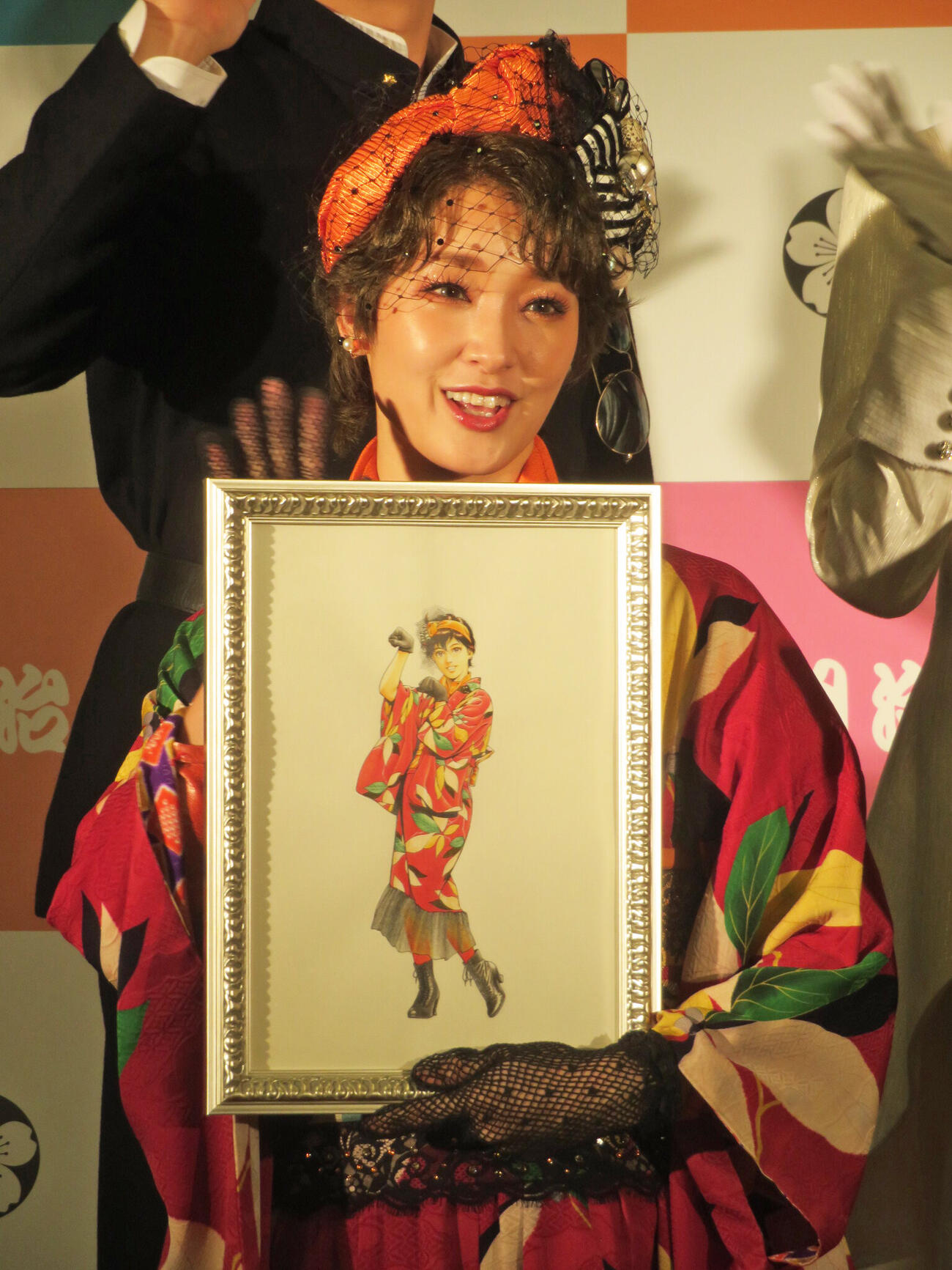 北条司氏の原画を手にする剛力彩芽（撮影・川田和博）