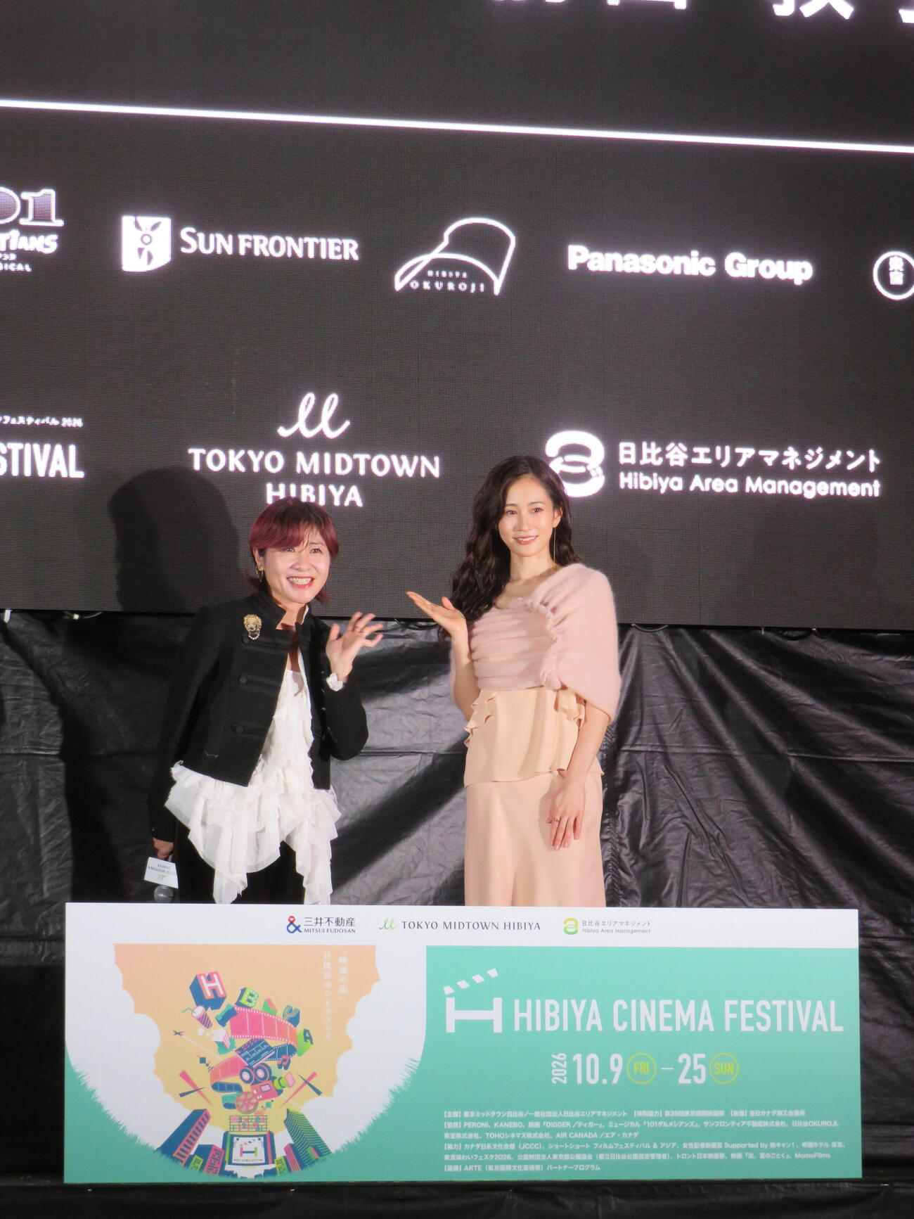 「HIBIYA CINEMA FESTIVAL 2026」×「女性記者映画賞」オープニングイベント　プレミアムトークショーに登壇した伊藤さとり（左）と前田敦子（撮影・村上幸将）
